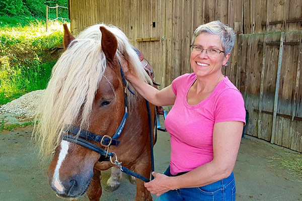 Fotos von Karin Miller mit Pferd als Abbildung für das Therapeutische Reiten